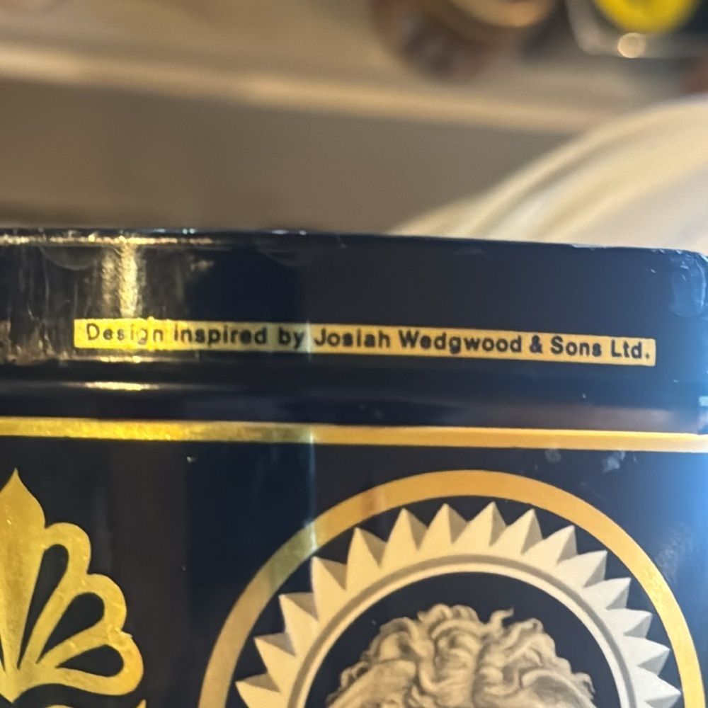 1939’s Vintage Wedgewood Oval 1651/2382 Blue, Cream & Gold Biscuit Tin/ Cherubs - Picture 11 of 13